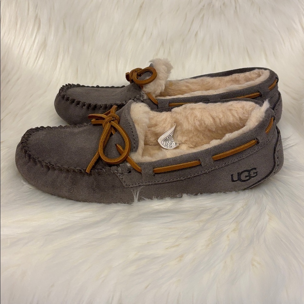 UGG Gray Dakota Suede Moccasin Slippers Mocs 5 EXCELLENT WORN ONCE!! - Picture 3 of 6